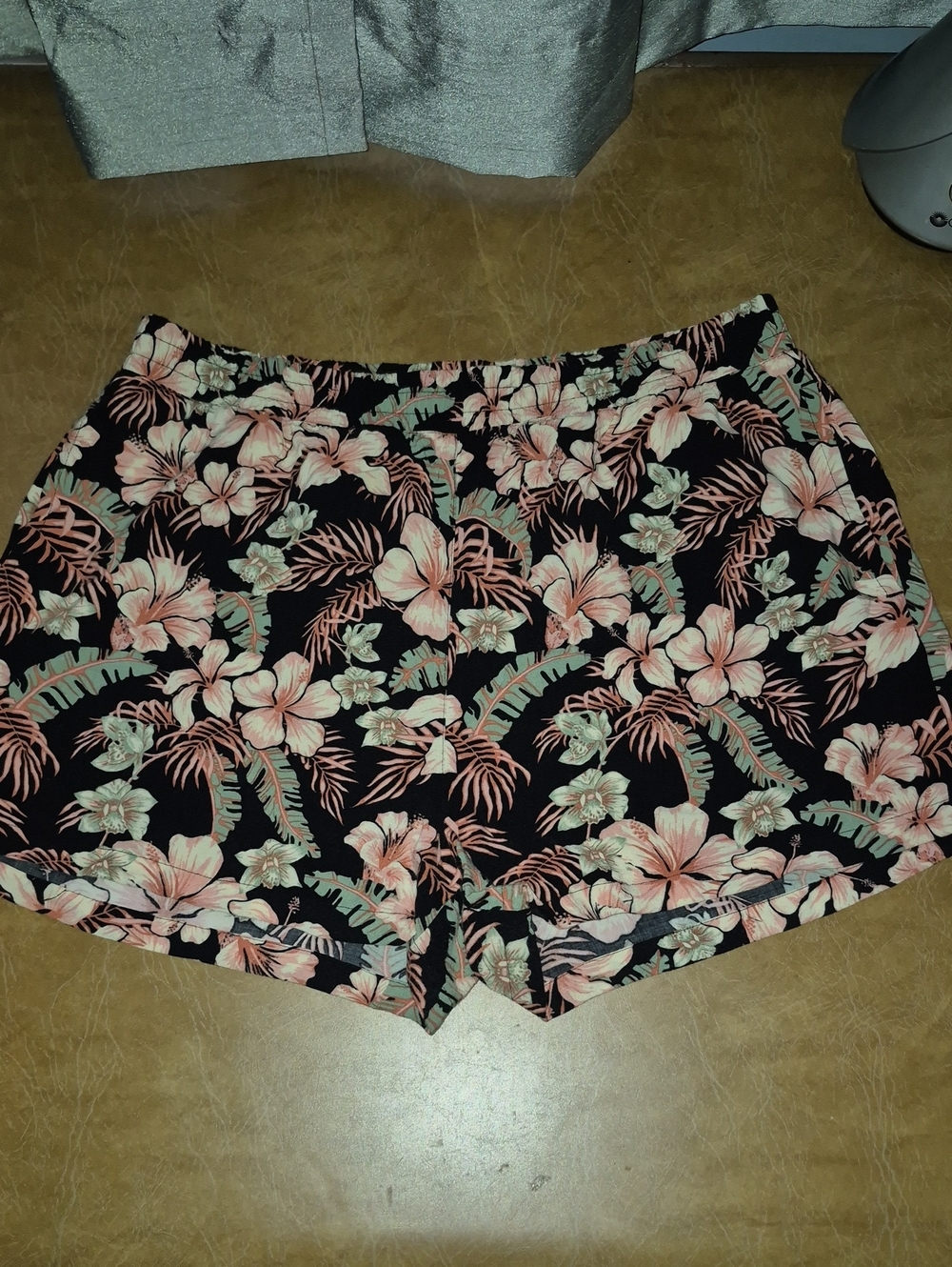 Wilfred Free Women's Black Tropical Floral Shorts - Size M